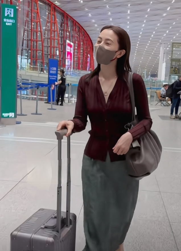 高圆圆现身机场，酒红针织开衫配墨绿长裙，气质温柔又高级