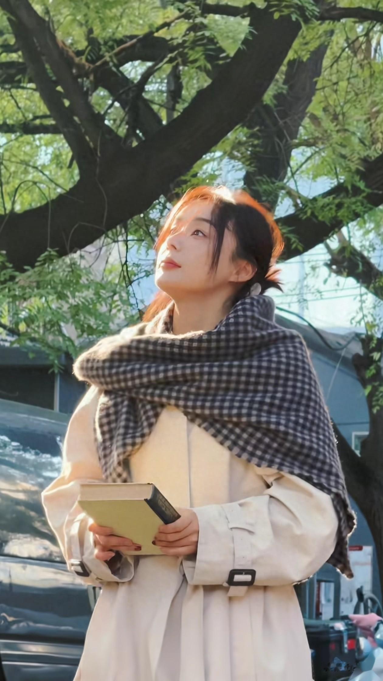 38岁袁姗姗初冬穿搭：围巾+大衣，高级减龄又时髦，嫩得像小姑娘