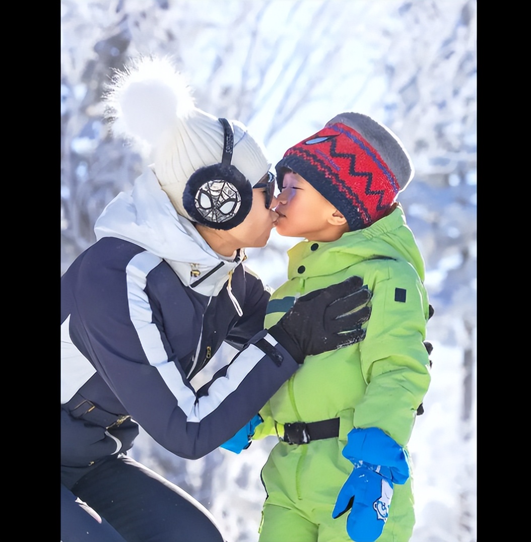 胡杏儿一家东北滑雪，三个儿子一起出镜，老公显得超年轻！