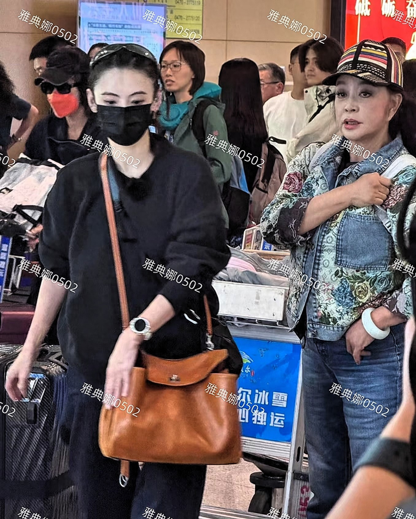 机场偶遇张柏芝刘晓庆,张柏芝好白脸好小刘晓庆不年轻耳朵很奇怪