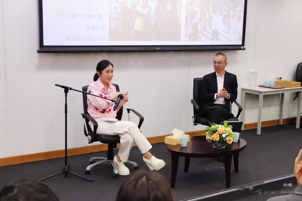 阔太甘比扎双马尾俏皮出镜，不用陪刘銮雄格外放松！少女像18岁