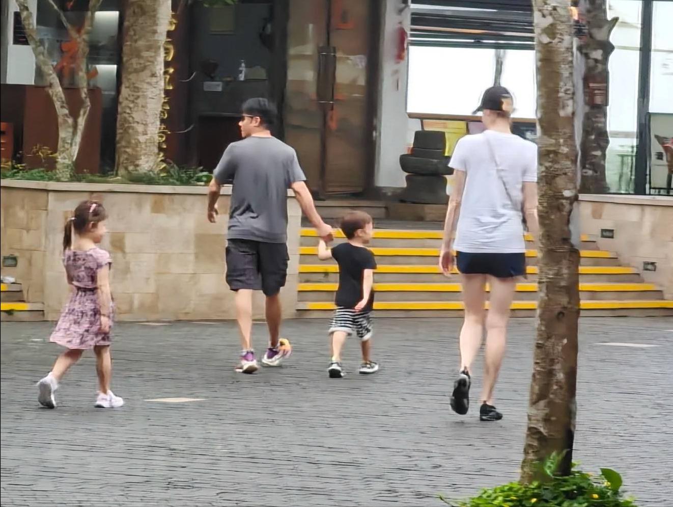 撒贝宁携家人购物，妻子李白扎马尾侧颜超美，女儿穿碎花裙很漂亮