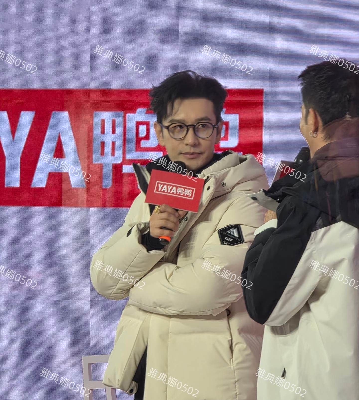 南京见到黄晓明，他头发吹得很高还穿了厚底鞋，但个子还是不够高