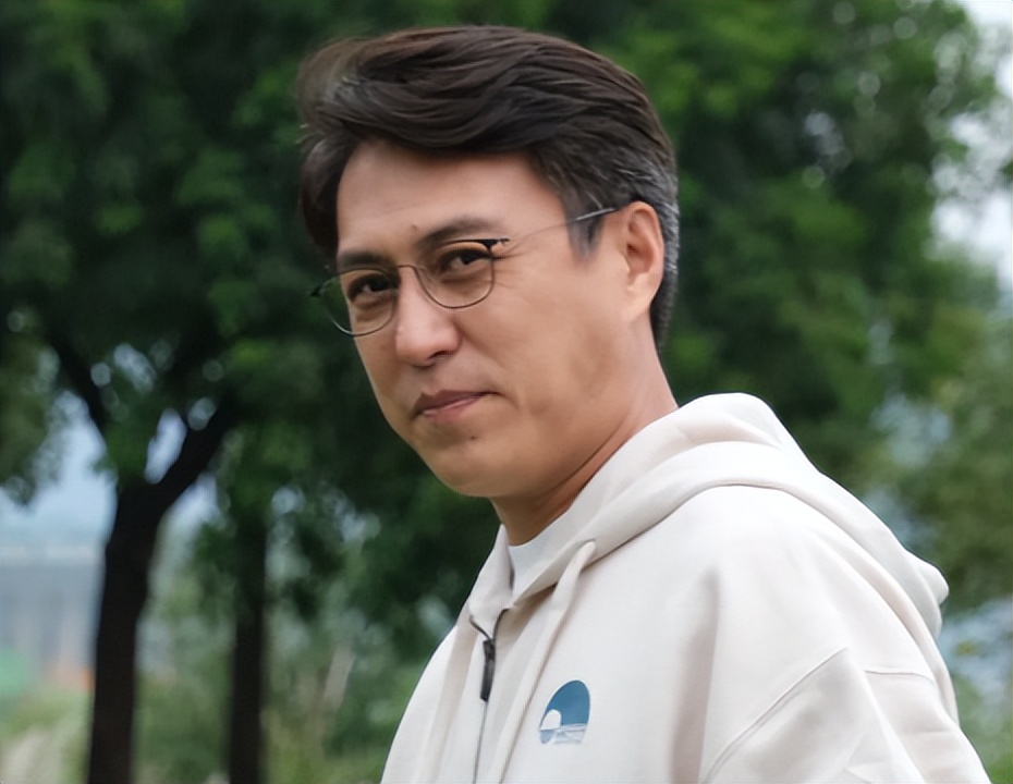 没想到,2026年刚开始,49岁靳东就以这种方式,再次让人刮目相看