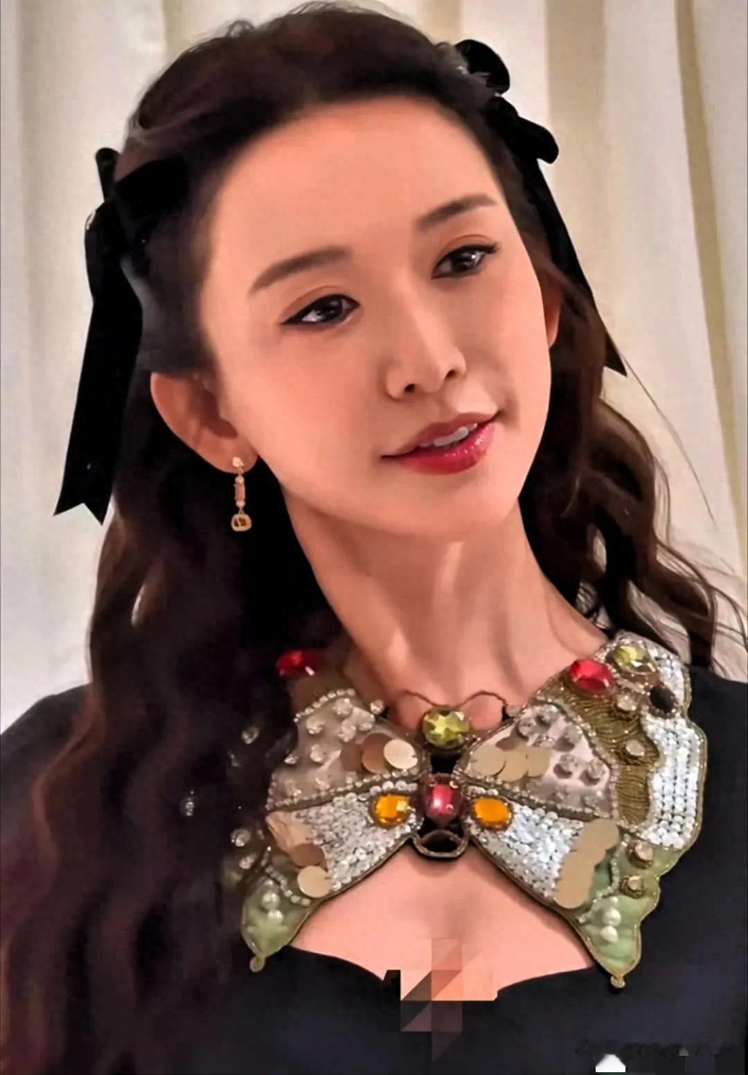 51岁林志玲在上海亮相，无名指上戴着婚戒，增肥后脸上有肉很年轻