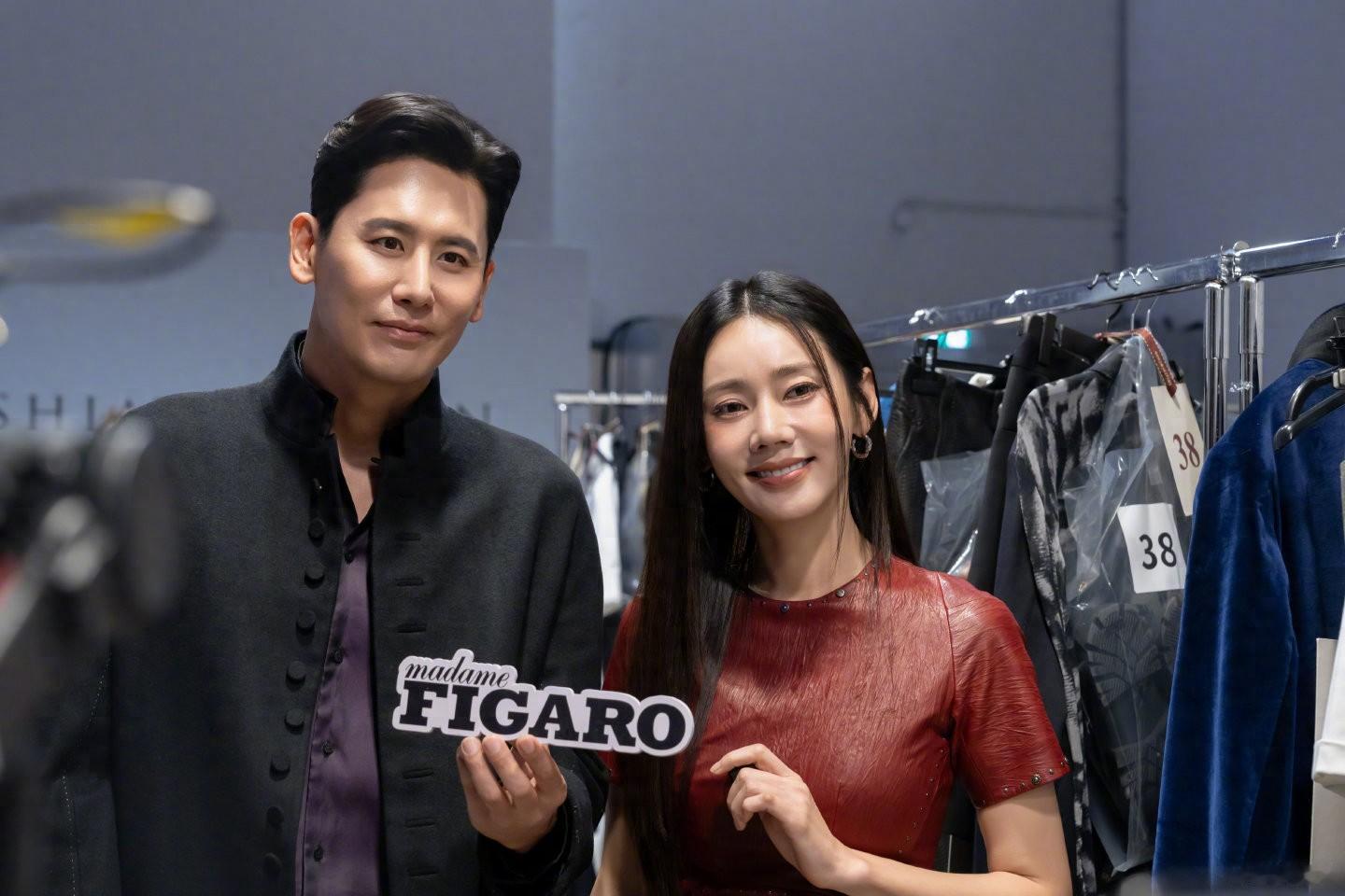 47岁秋瓷炫一家和好友聚餐！剪空气刘海显年轻，于晓光2天吃胖4斤