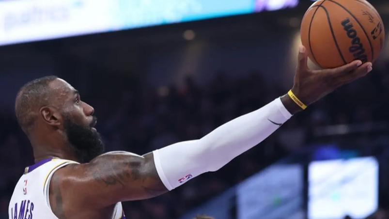 湖人赢球却出三隐患，东契奇犯两大错！詹姆斯说一事实，里夫斯认可一人