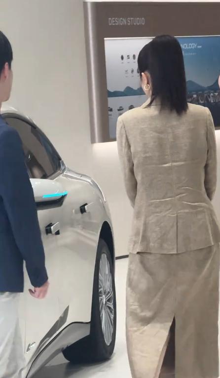 46岁董璇上海参加活动,脸僵褶子多有了孕味,拿花遮小腹一脸尴尬