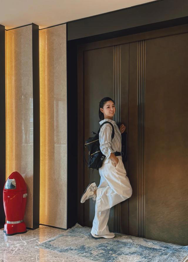 王雷一家四口住北京大平层，3岁儿子帮李小萌拍照