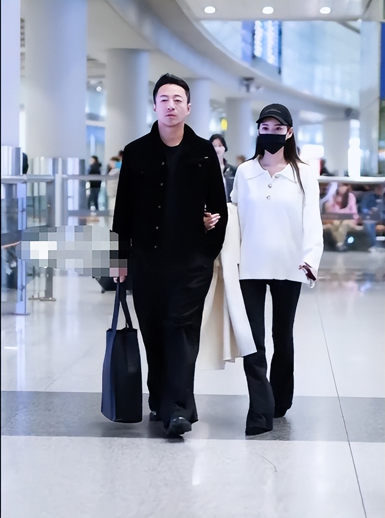 汪小菲夫妻现身机场，马筱梅挺孕肚步履蹒跚，刚陪完大S儿女回京