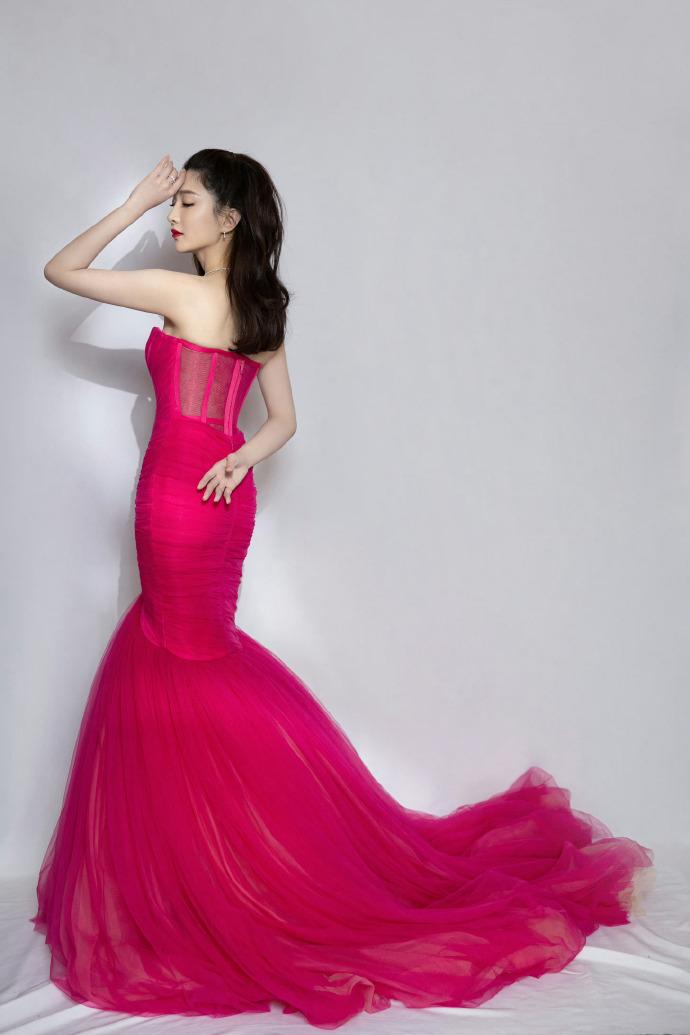 江疏影粉裙写真赏析