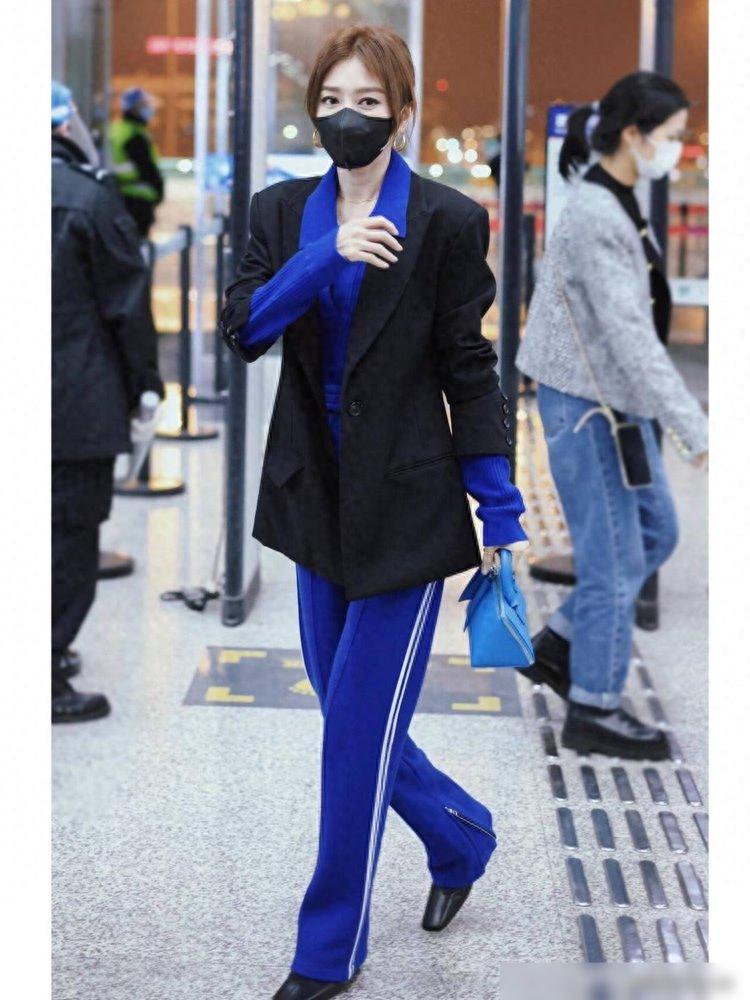 44岁秦岚松弛感穿搭，原来不露腰、不露腿的穿法，也很时尚洋气