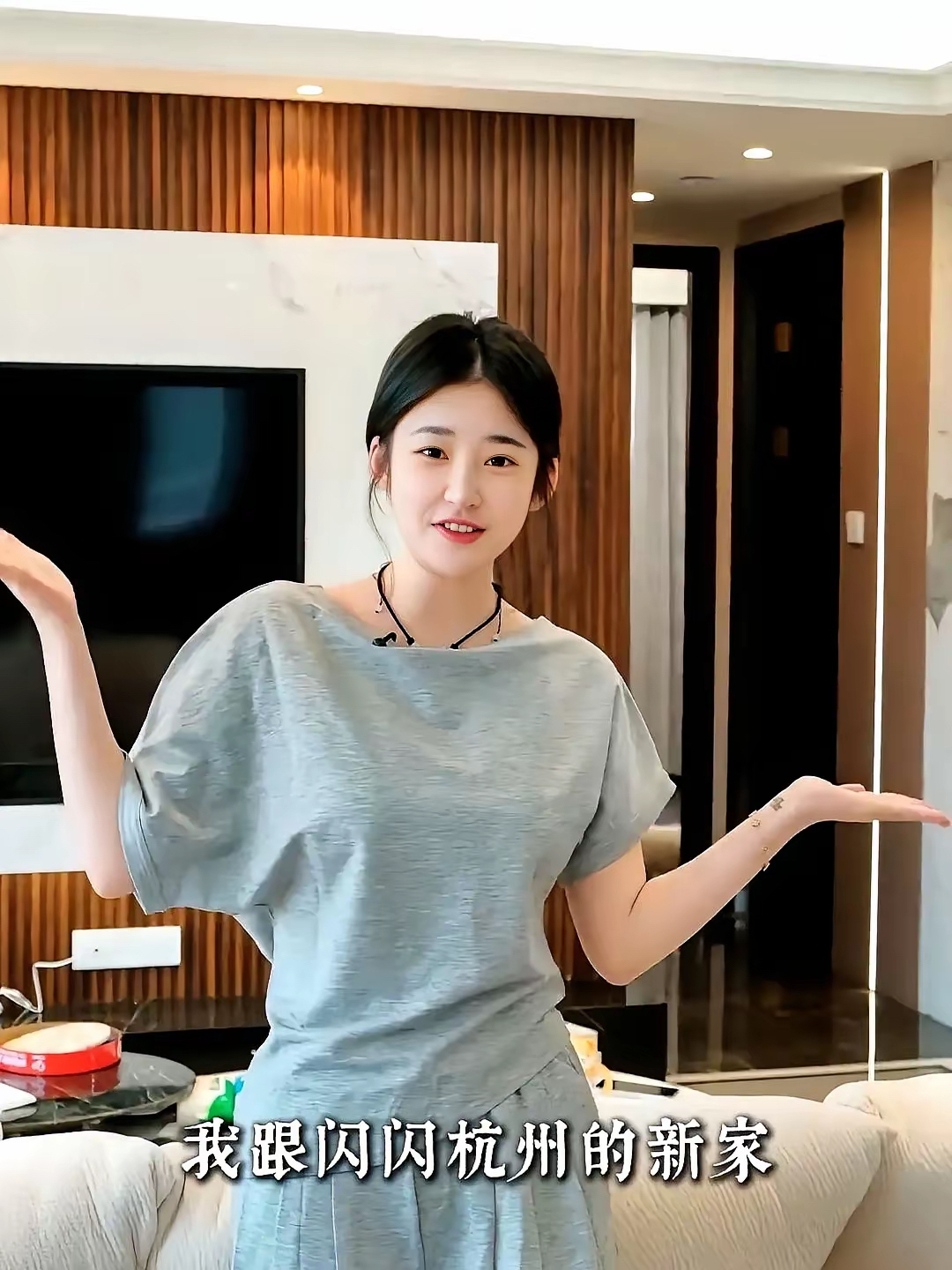 黄一鸣被曝怀孕,新交男朋友让她底气足!火车站接女儿画面温馨