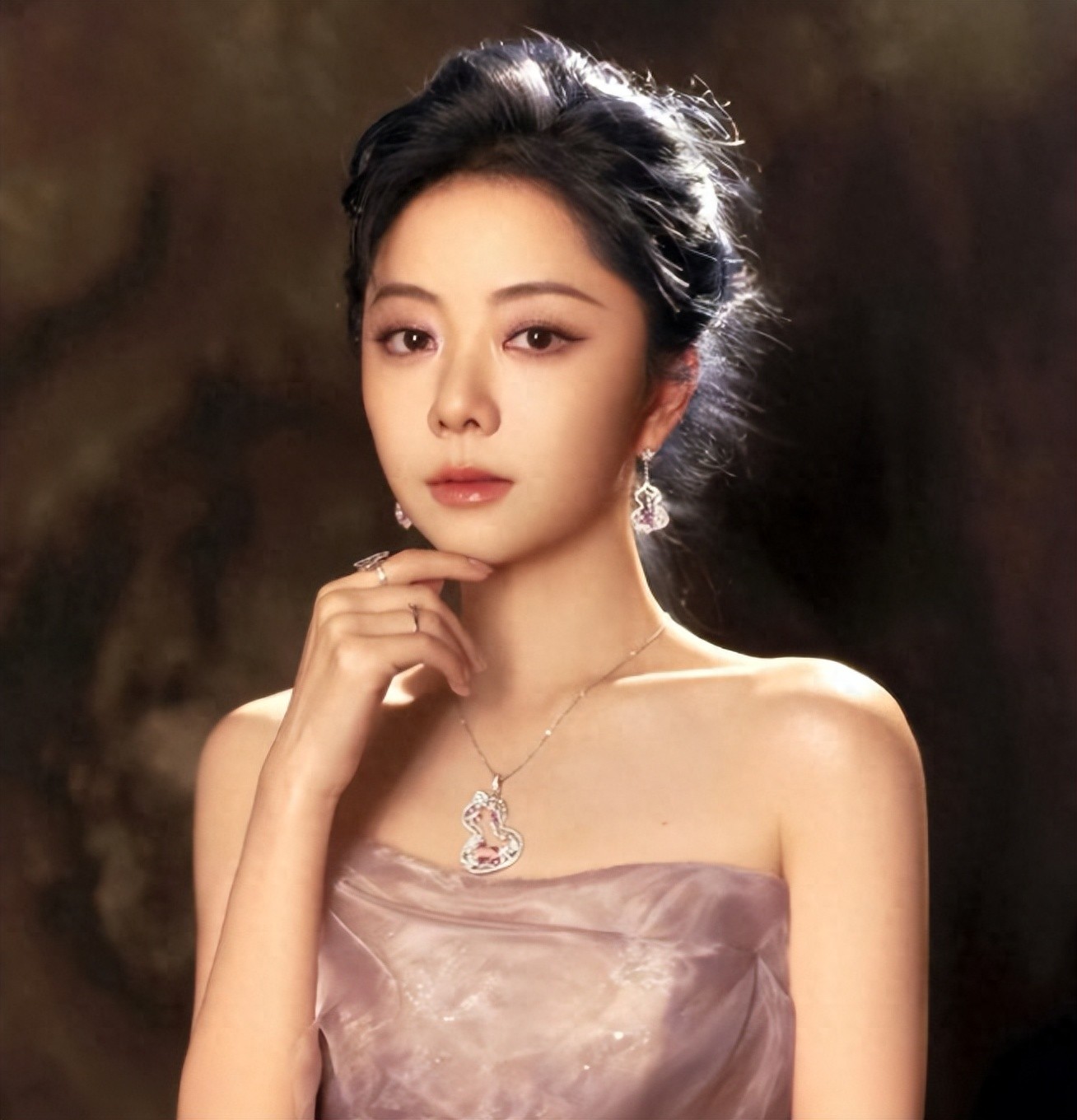 谭松韵蓝发礼服像美人鱼！周冬雨灵动杨紫呆萌，看到白鹿：爱了！