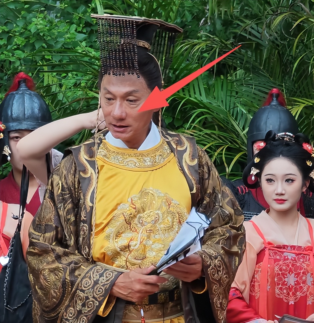 心酸!62岁港星景区打工,曾参演《唐伯虎点秋香》,今却无戏可拍