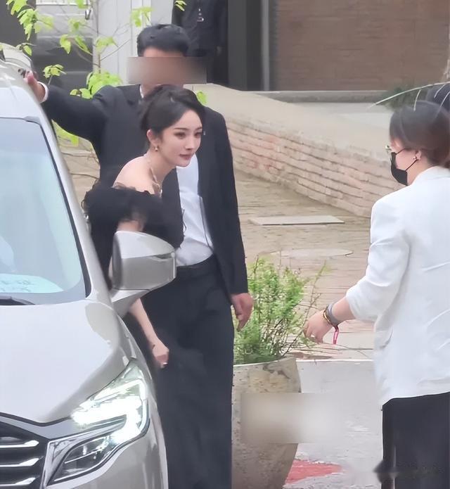 大驼背、躲镜头、鼻尖分家,芭莎这一夜,杨幂的状态和格局全暴露