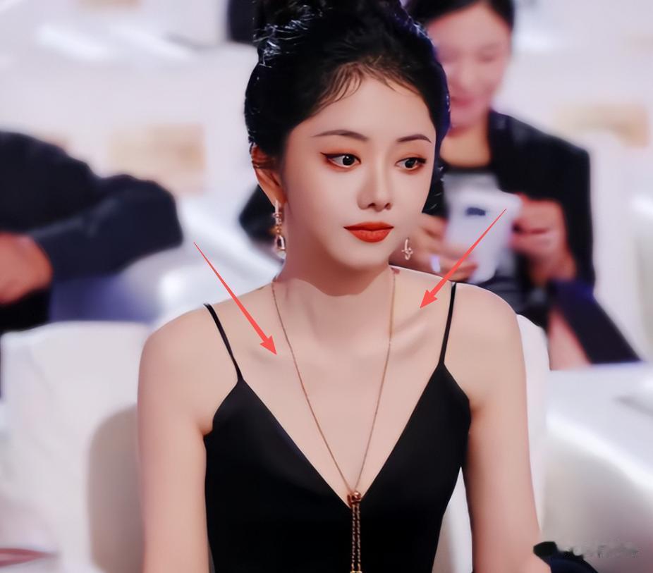 四川这晚成“见光死”现场:谭松韵瘦成排骨,佟丽娅丑到没眼看