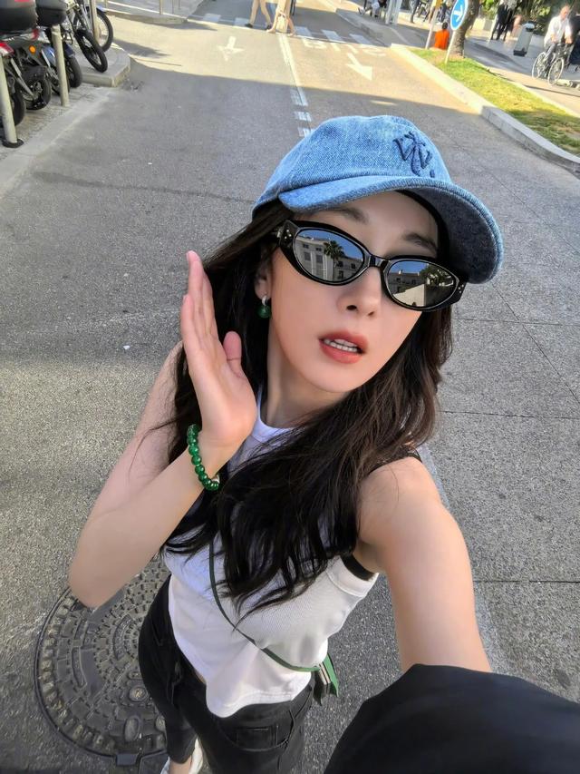 杨幂私服照，大长腿好白