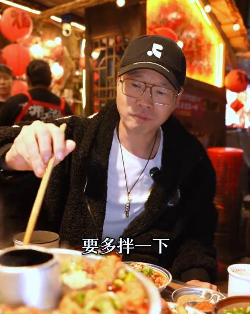 71岁朱时茂与儿子现身成都,51岁王迅亲自招待,嘴泛油光好满足