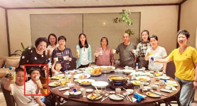 央视主持人春妮携家人回婆家！与二婚老公相处甜蜜，儿子罕见露脸