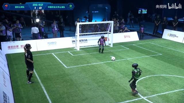 說倒就倒，假摔一流，首屆機器人足球賽歡樂多：有何意義？