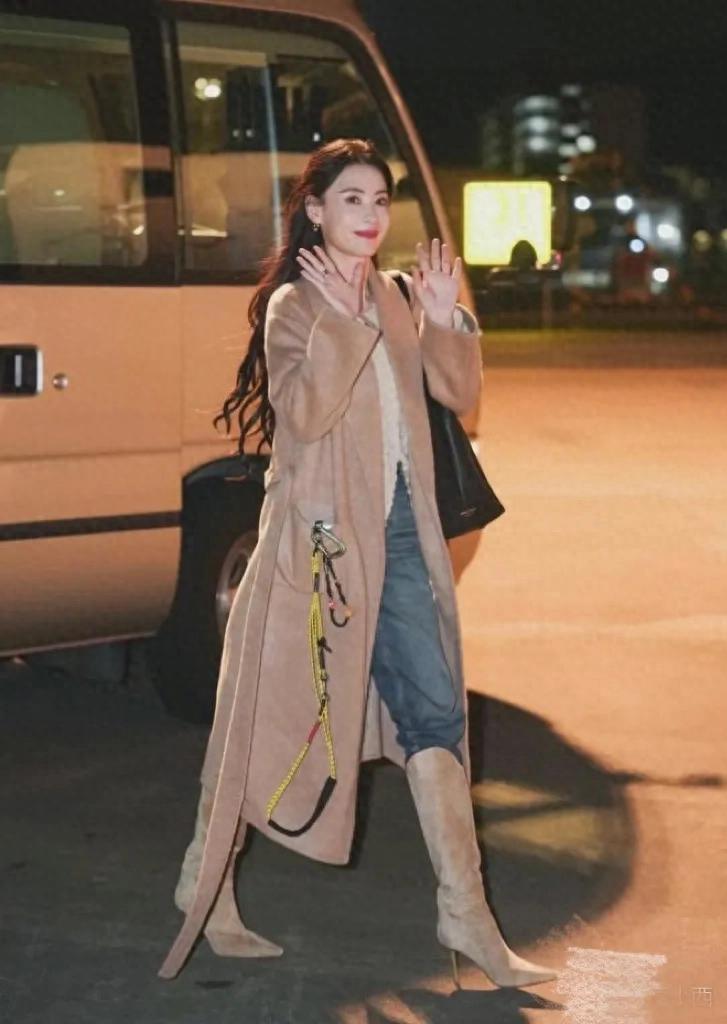 46岁张柏芝的“中年穿搭”真高级！驼色大衣牛仔裤尖头靴，时髦！