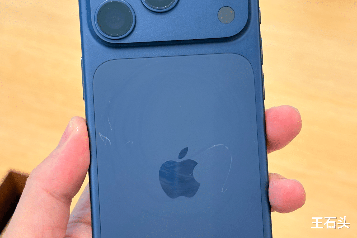 iPhone 17“出师不利”,首销槽点太多,黄牛都不愿意收!