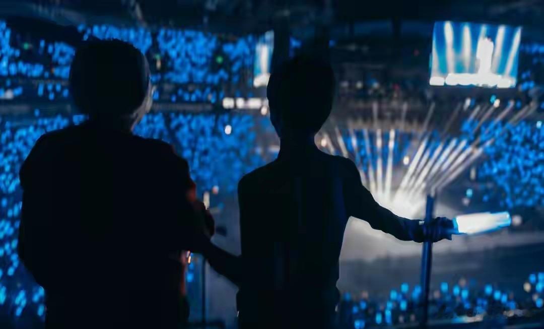 刘若英一大家北京团聚,婆婆超亲和,酷酷身高已和奶奶齐平