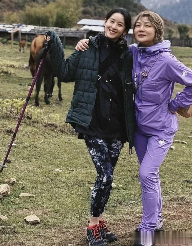 32岁章泽天冒雨爬山，素颜依旧能打，穿登山裤脚踝超细又瘦了