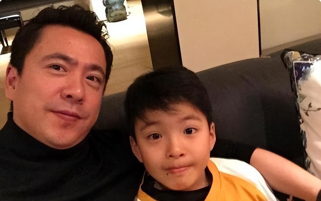 55岁王中磊现状：欠债6亿，靠妻子带货养家，19岁儿子端盘子谋生