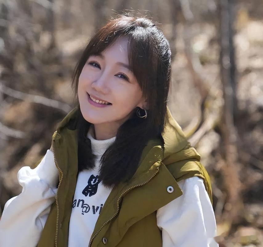 薛佳凝现状:47岁仍未婚未育,和母亲相伴很幸福,坦言没有遗憾