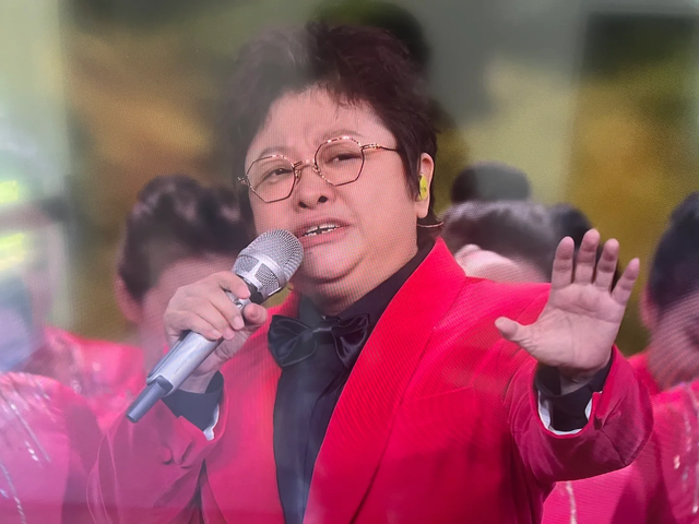 韩红又瘦了！为开全球演唱会减肥不吃肉，豁了几十年的牙缝也补了