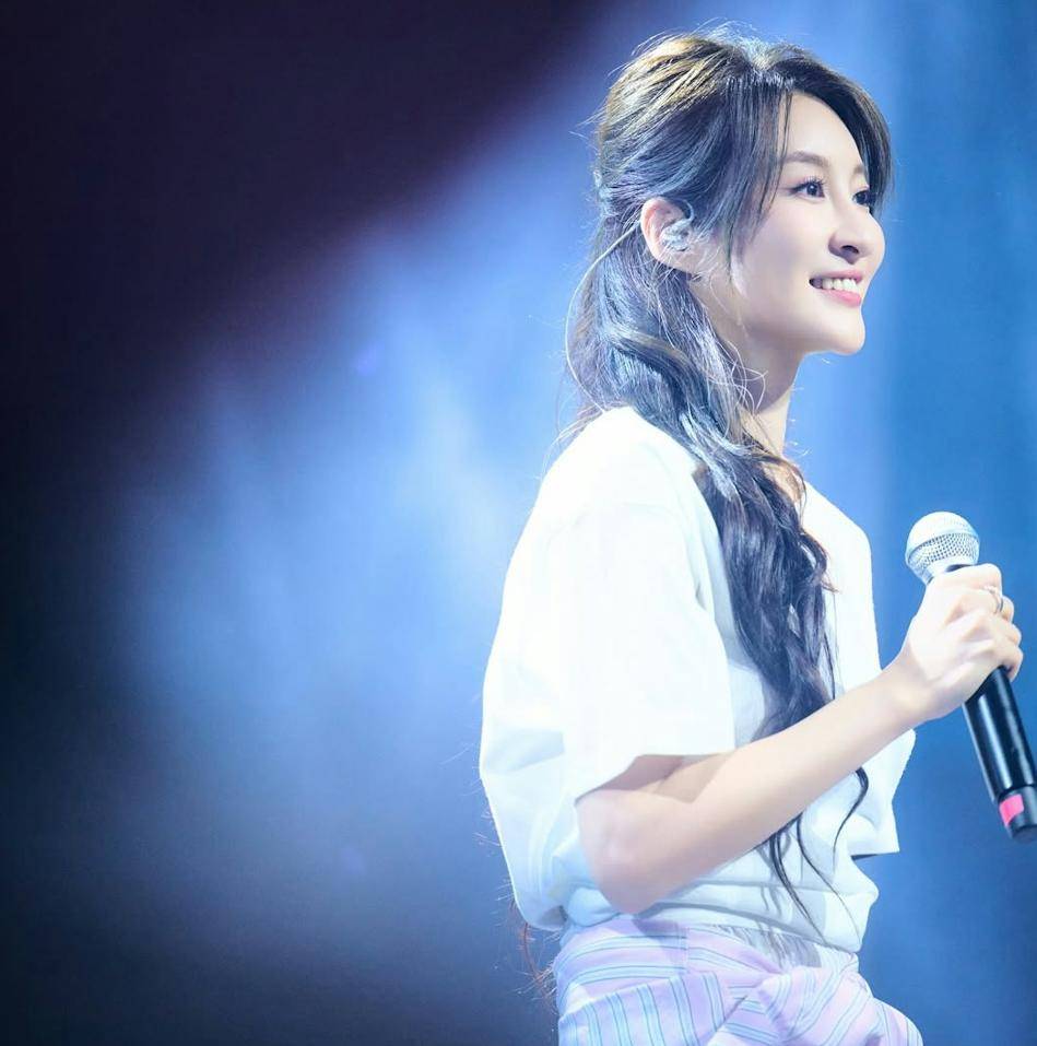 TVB视后台风天举行音乐会,粉丝冒雨支持