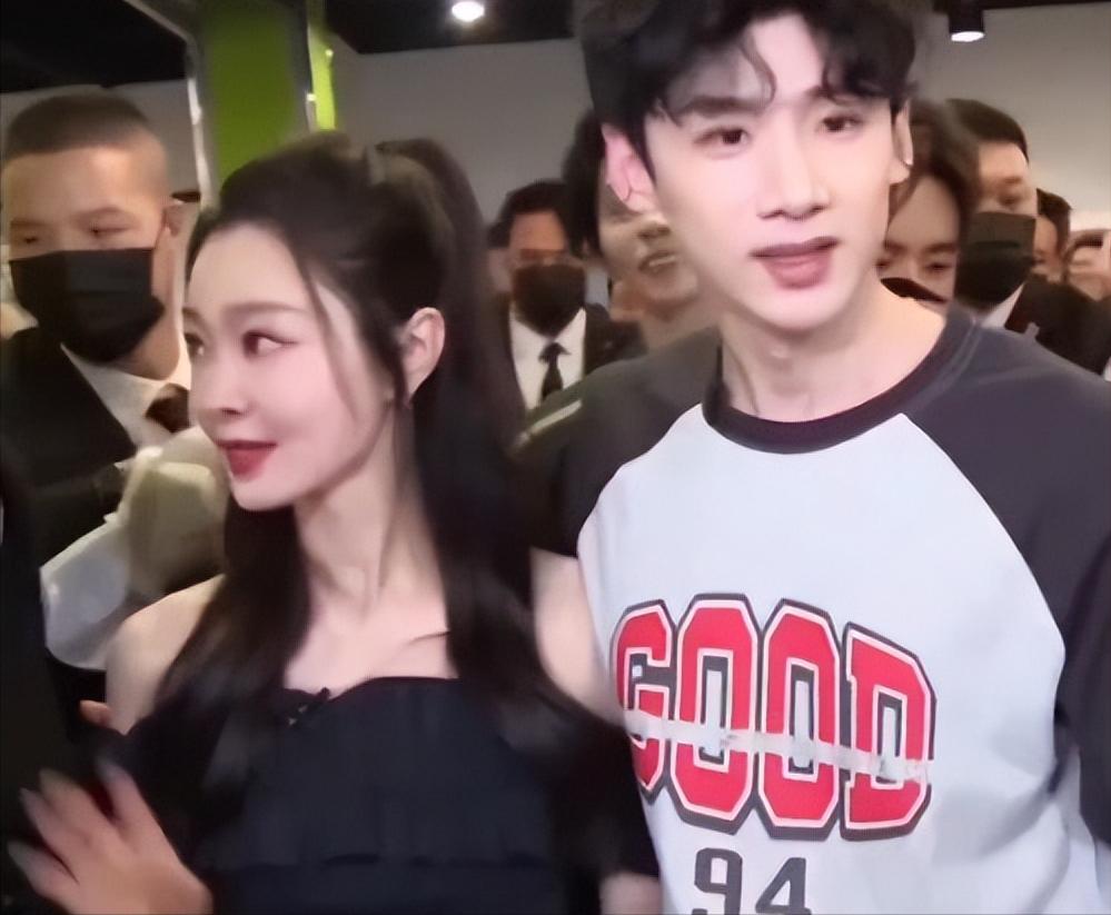 郑晓龙宠着、倪大红护着，长相平平却资源不断，他到底啥来头？