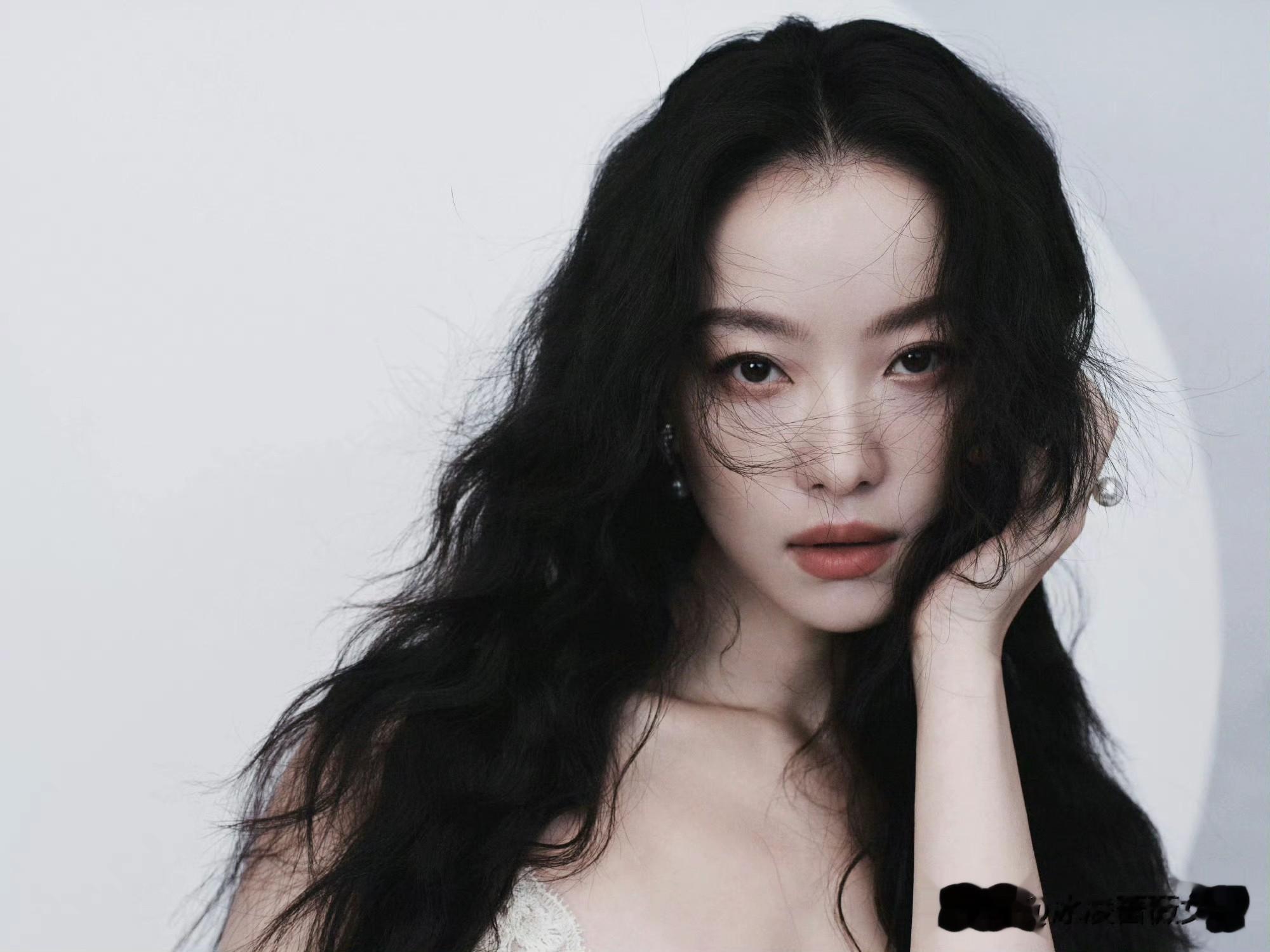 倪妮雪境大片!白裙蕾丝配银雪美貌惊人