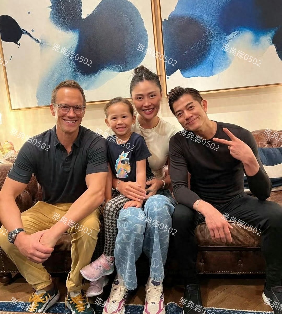 郭富城家居照曝光，即便穿黑色秋衣也难掩好身材，笑容明媚又年轻