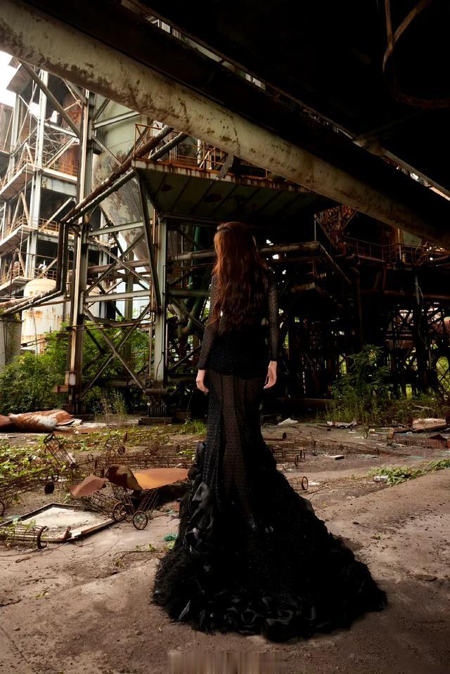 宋妍霏眼波流转薄纱轻拂飒酷有型 ???