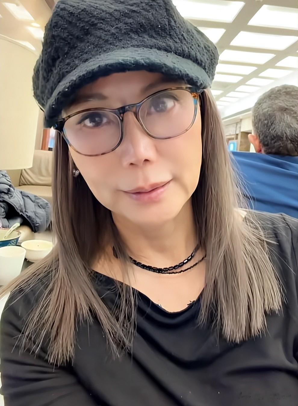 上海评弹名家倪迎春,和加拿大老公恩爱25年,年过60染发依然俏丽