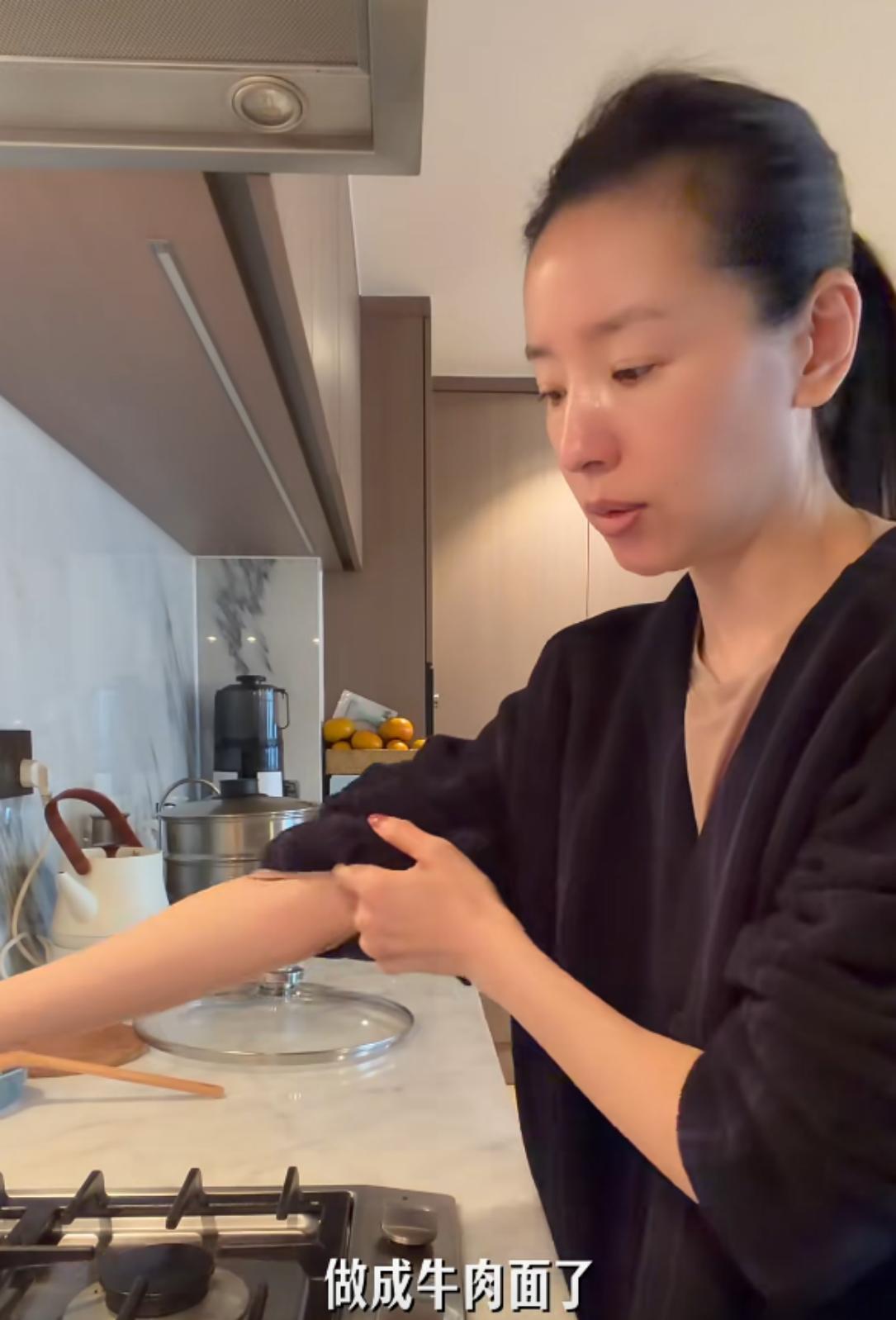 董洁自己做一日三餐，没阿姨还要洗衣服收拾卫生，住豪宅也不暖和