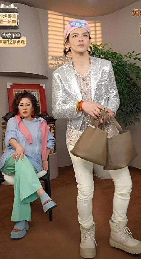 向太陈岚：我那40岁的儿子穿着女装，动作妖娆地帮我卖包