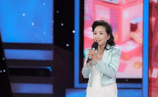 他俩竟是夫妻，她一首歌火了37年，他是老戏骨，女儿更是他俩骄傲