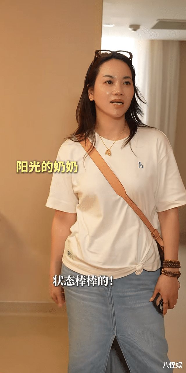 李心艾官宣生女,婆婆看着也就40出头巨年轻,帮扎头发按摩好温柔