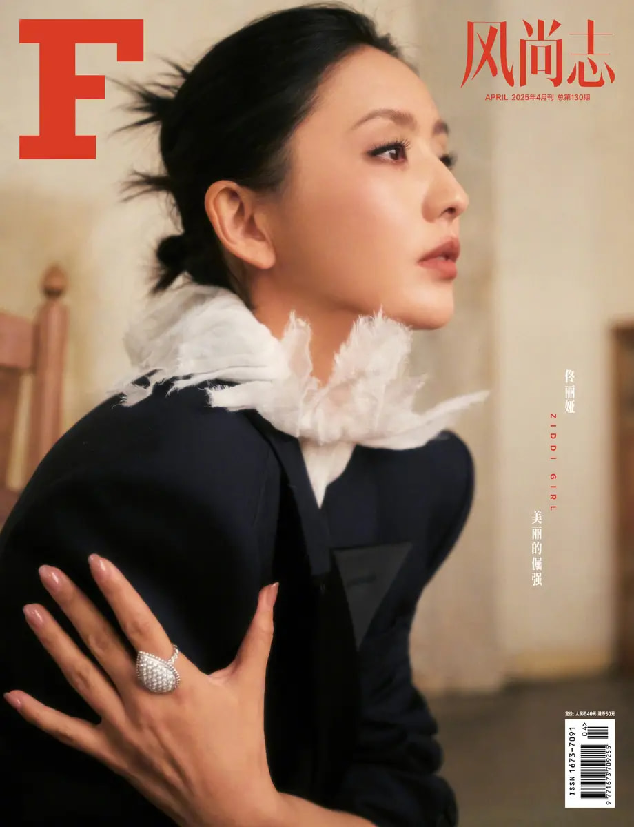 佟丽娅白背心羽毛裙写真释出！姐系魅力拉满，黑裙柔焦如梦似幻