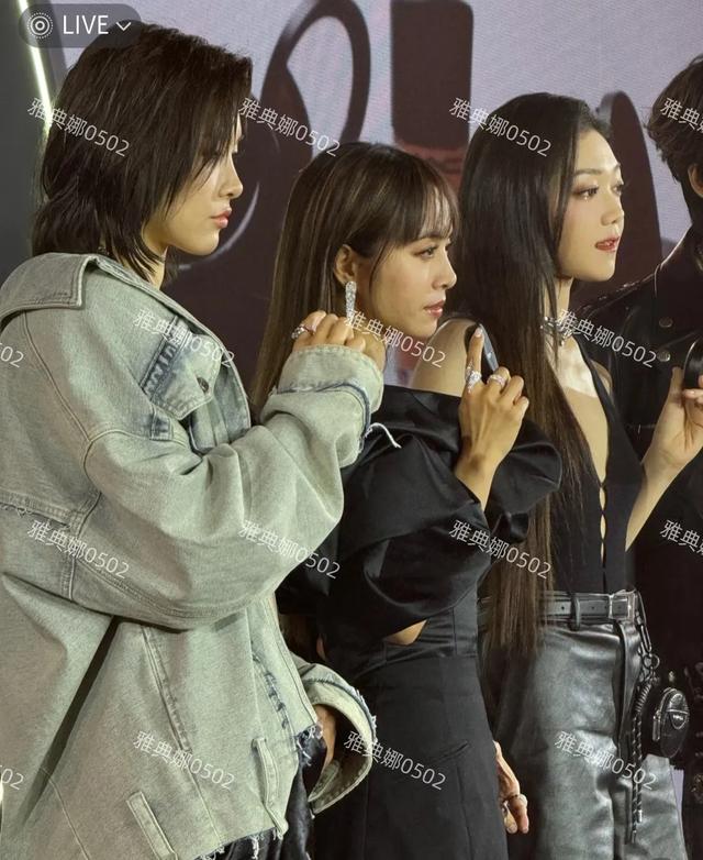 44岁的蔡依林是小个子天花板身材苗条皮肤紧致旁边的吴艳妮好漂亮