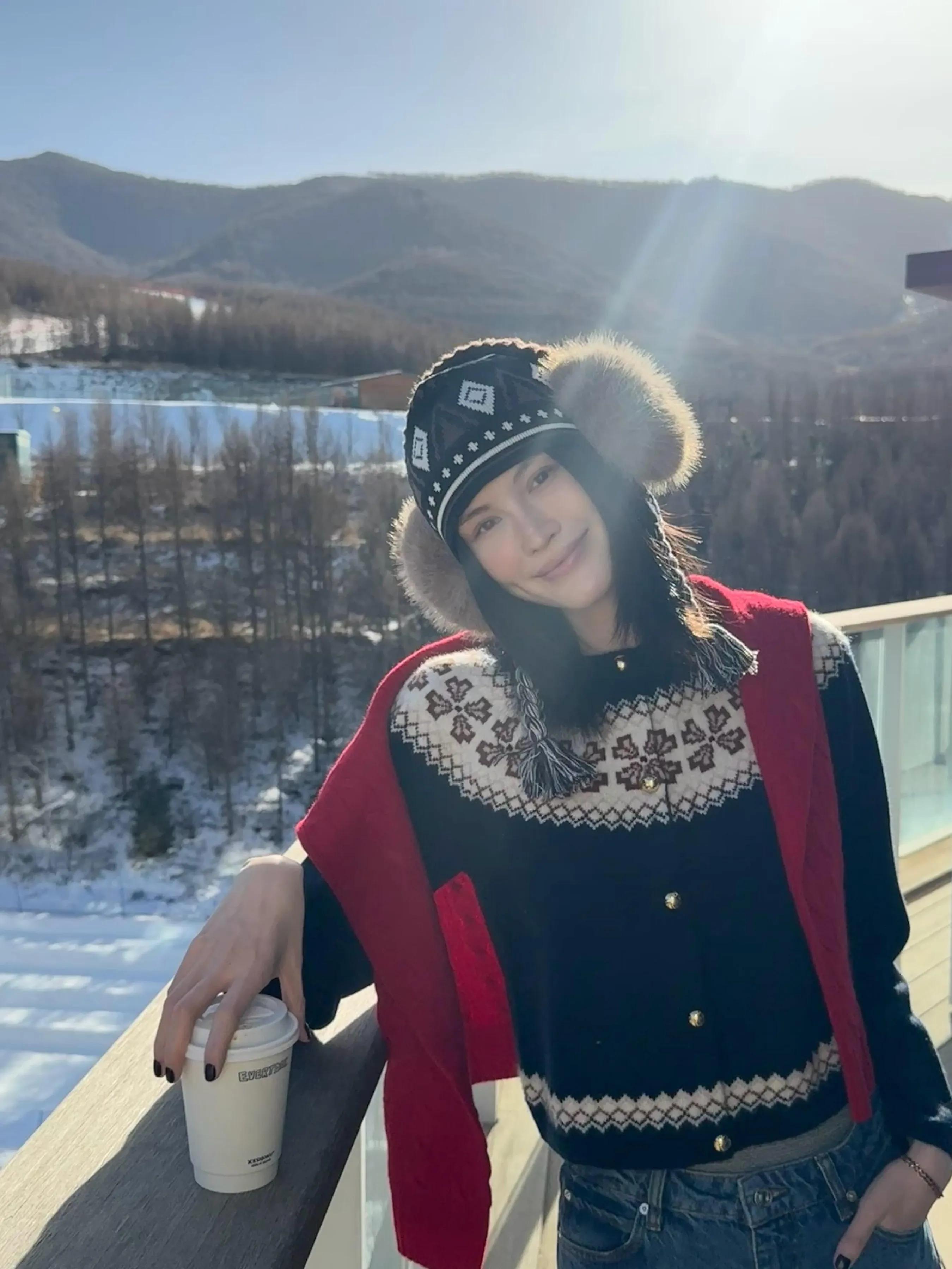 何穗蹲在雪地里拍照，她赤脚躺在沙发上，她哺乳期咖啡不离身！