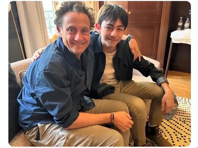 刘烨儿子模样大变，14岁就登上法国新闻，一圈胡子让人移不开眼