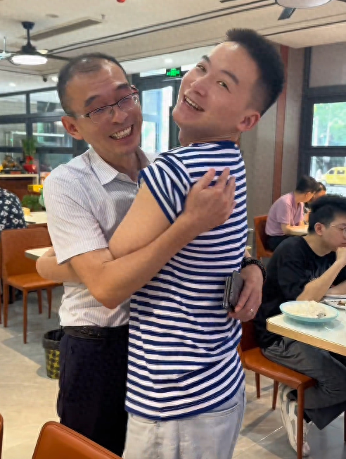 老谢现身浩南本科就读大学门口,谈房子归属,称不用过户全是娃的