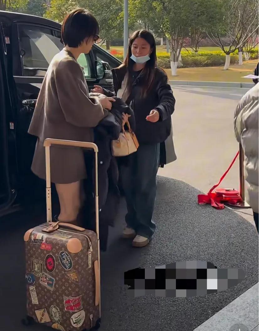 宋茜现身机场，戴墨镜短发造型亮相，穿呢子套装配长筒靴又美又飒