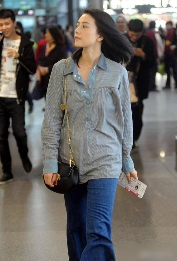 想不到高圆圆才是穿搭高手,休闲衬衫+牛仔裤,小肚腩都被藏起来