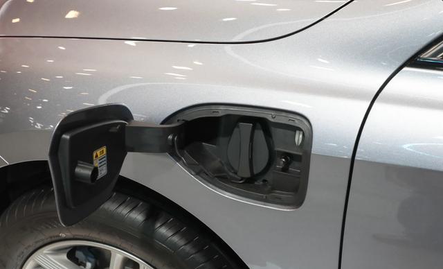 新款红旗E-QM5亮相上海车展，纯电动中型车设计，怀挡布局引领新潮流